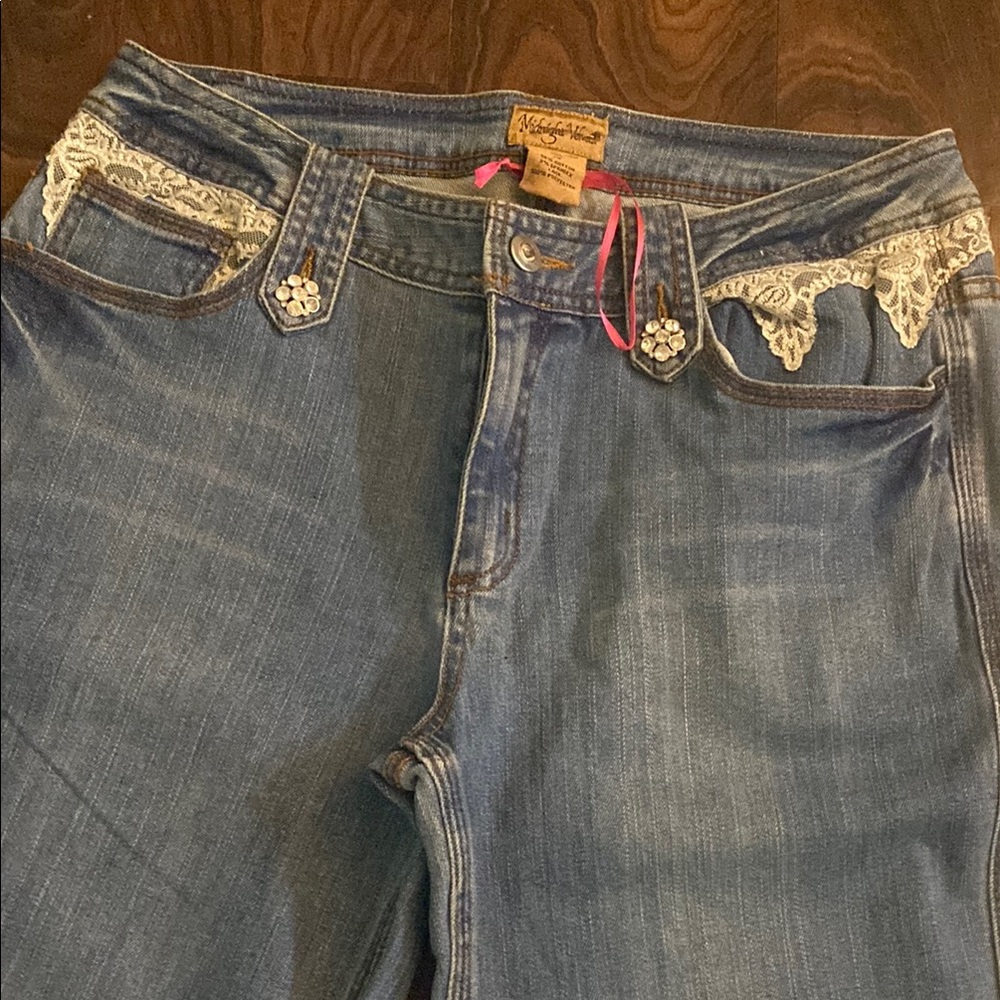 Wrangler Blue Boot Cut Jeans with Vintage-Inspired Wash
Waist 32